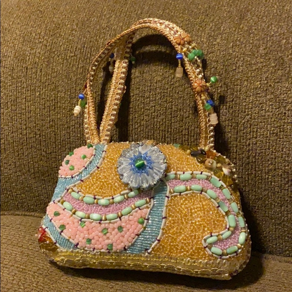 Beaded clutch
